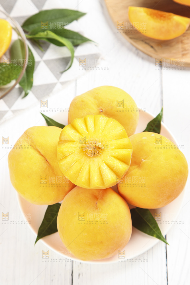 盘子里装着黄皮黄桃