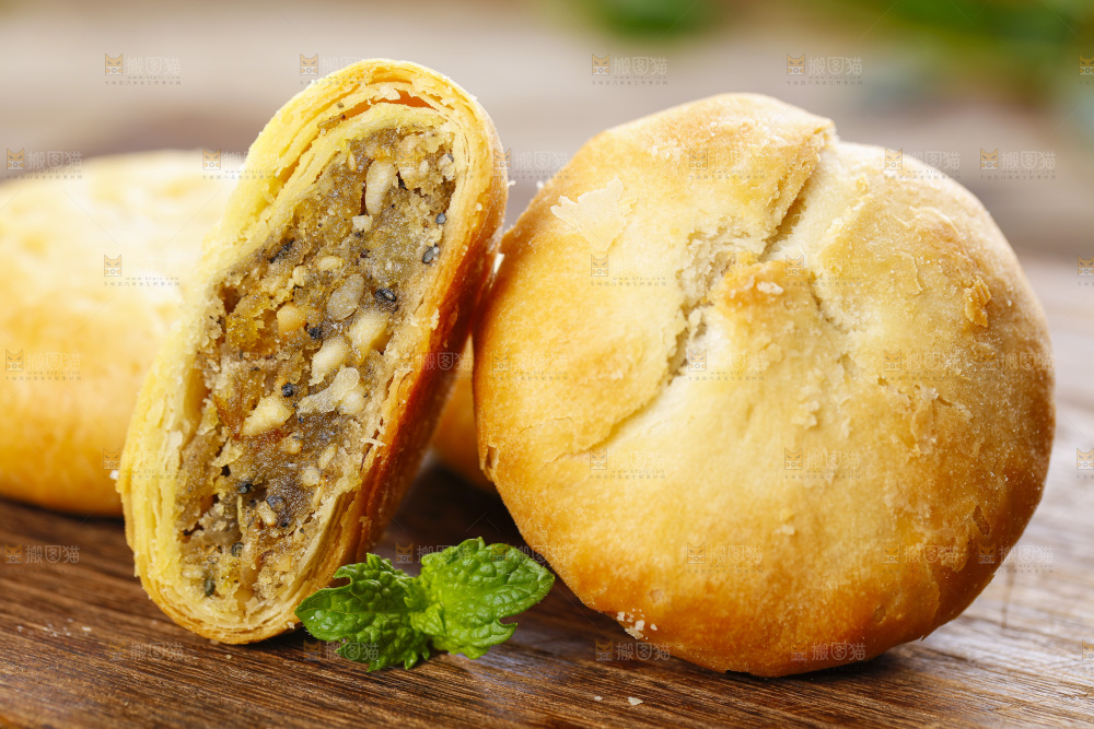 木板上的酥皮月饼