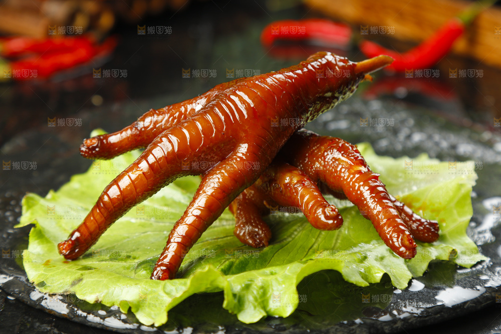 石板上放着酱香鸡爪