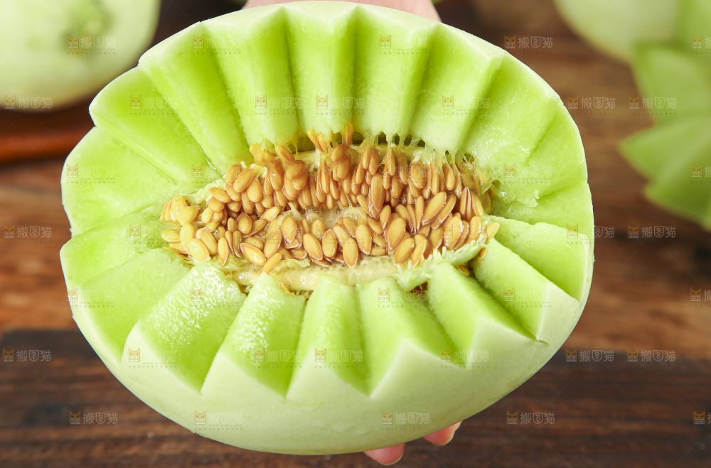 手里拿着新鲜玉菇蜜瓜