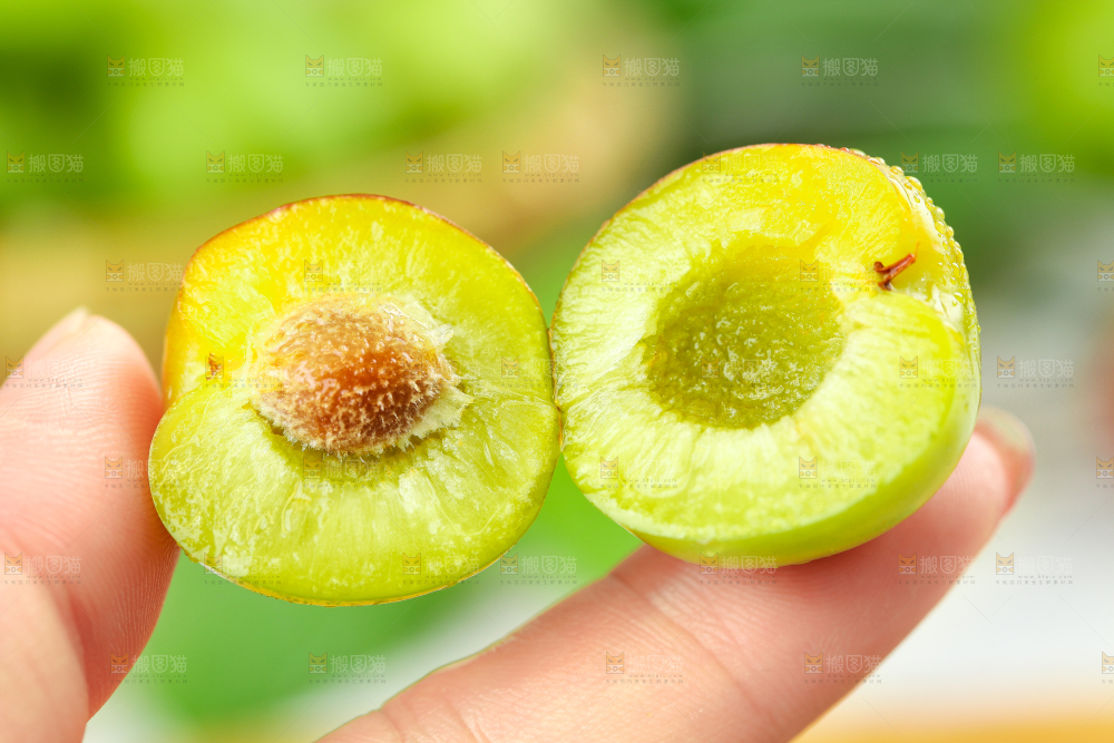 木板上放着半边红李子