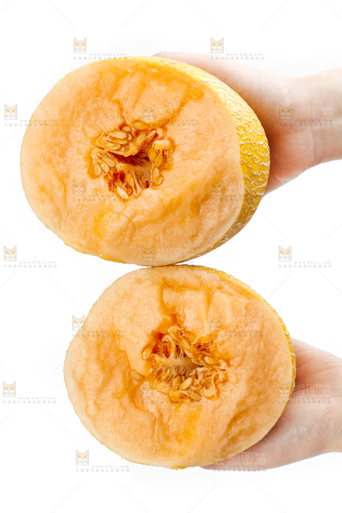 手里拿着新疆黄皮哈密瓜