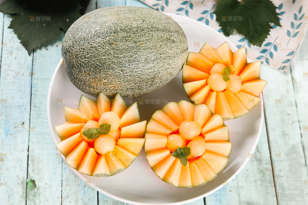 盘子里装着哈密瓜