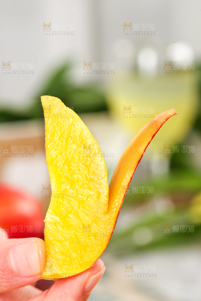 手里拿着新鲜桃子