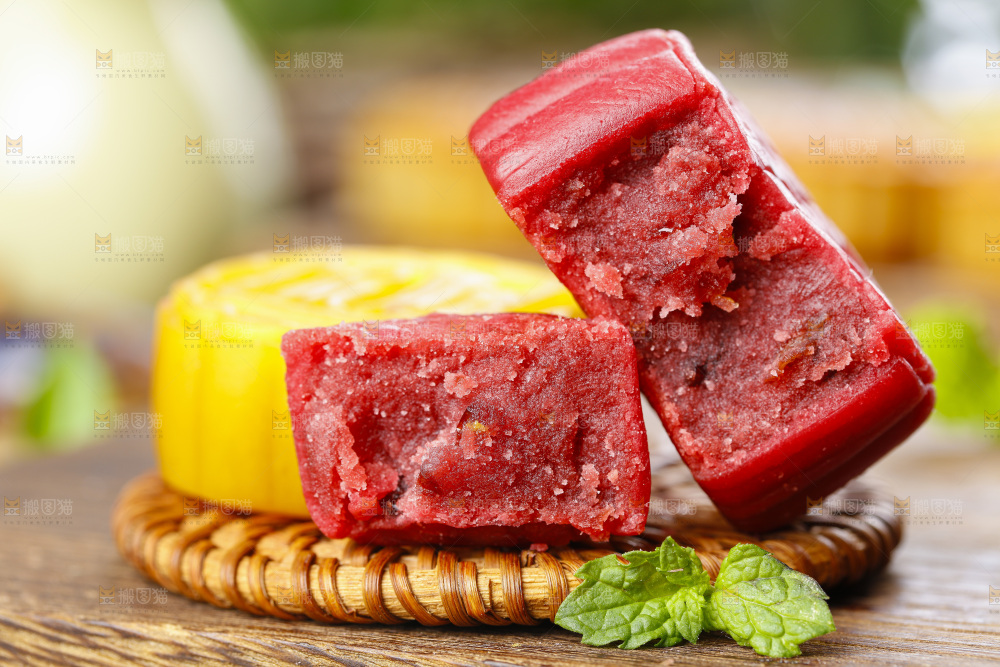 木板上的金沙流心月饼