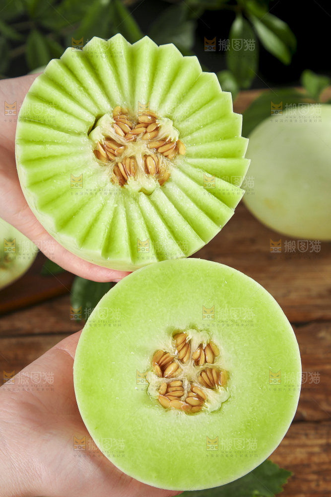 手里拿着玉菇甜瓜