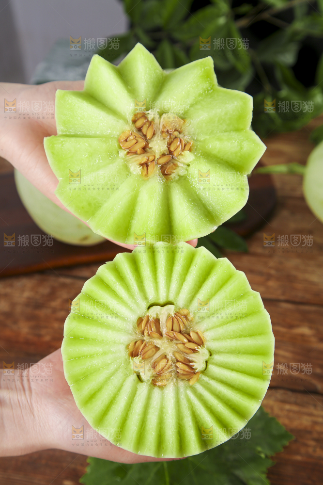 手里拿着玉菇甜瓜