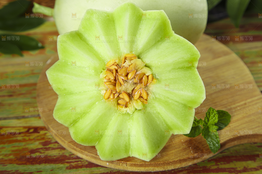 木底上摆放着南汇玉菇甜瓜
