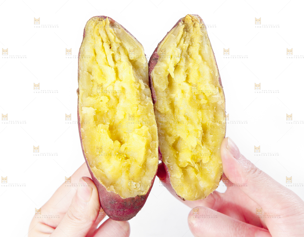 手里拿着黄心红薯