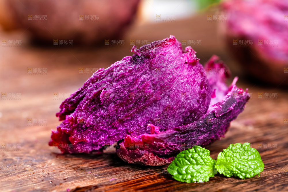 木板上的紫薯果肉