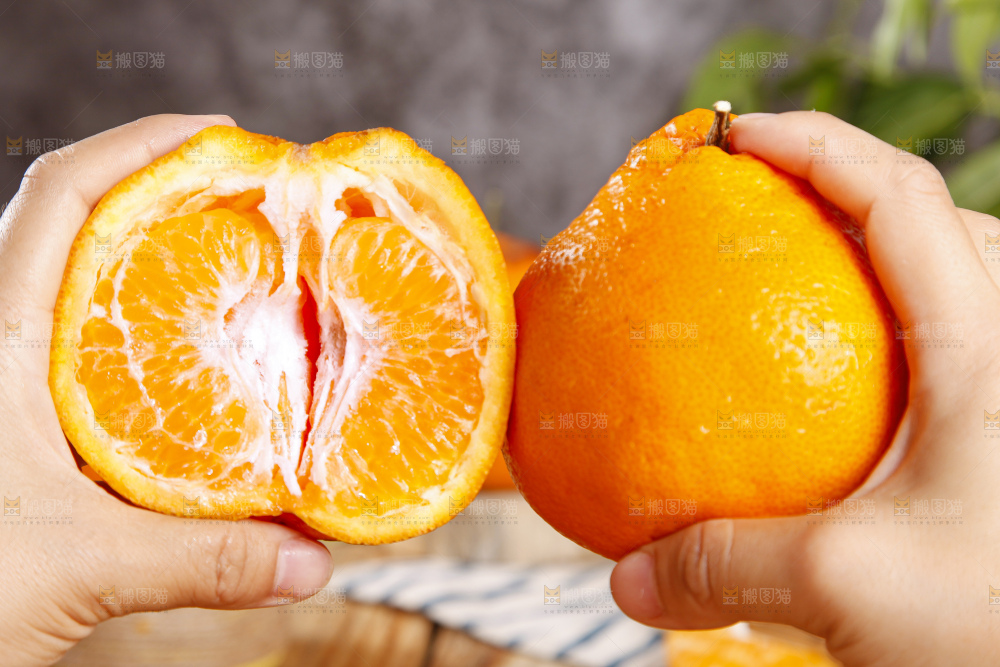 手里拿着耙耙柑