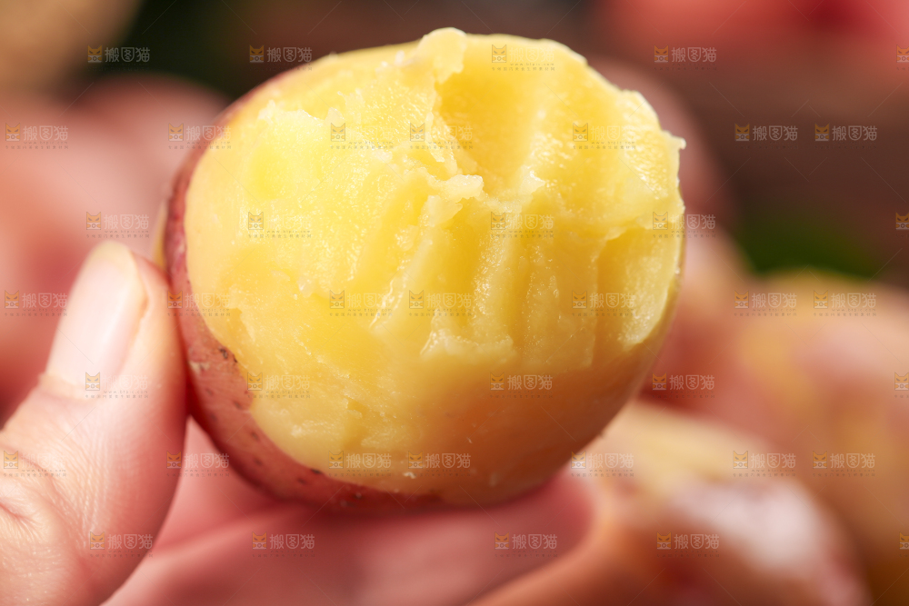 手里拿着土豆