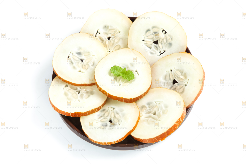 白底上放着老黄瓜果肉