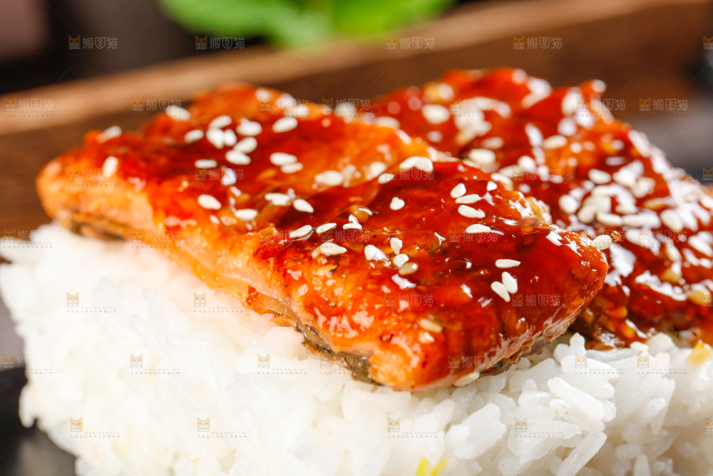 盘子里装着鳗鱼饭
