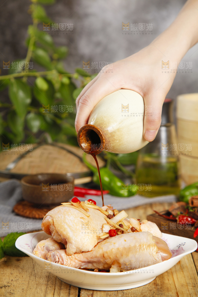 板子上放腌鸡腿