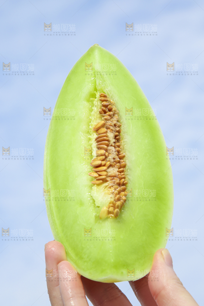 手里拿着玉菇香瓜
