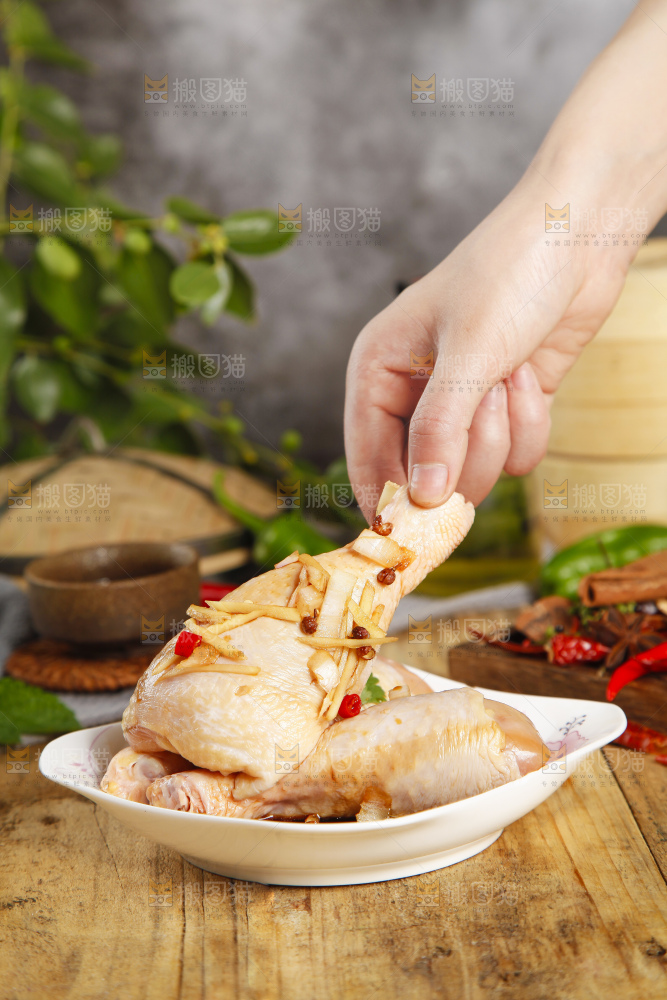 板子上放腌鸡腿