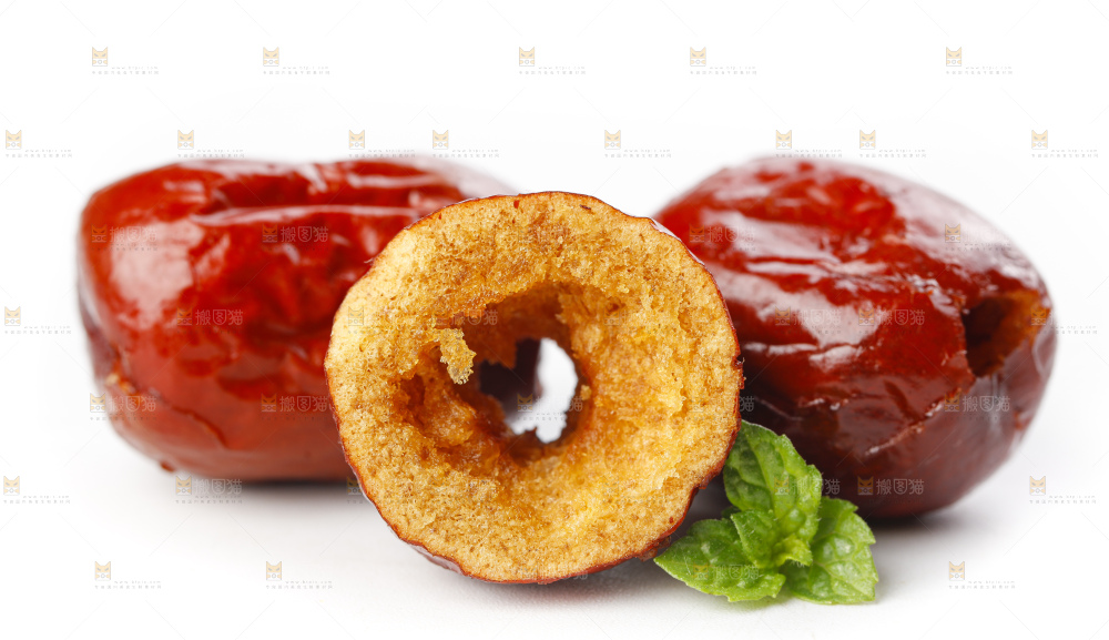 白底上摆放着香酥脆枣