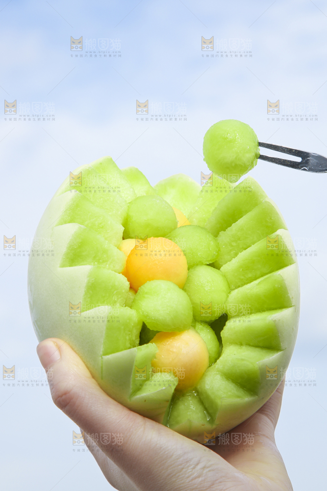 手里拿着新鲜玉菇蜜瓜