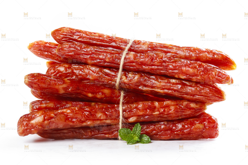 白底上摆放着腊肠