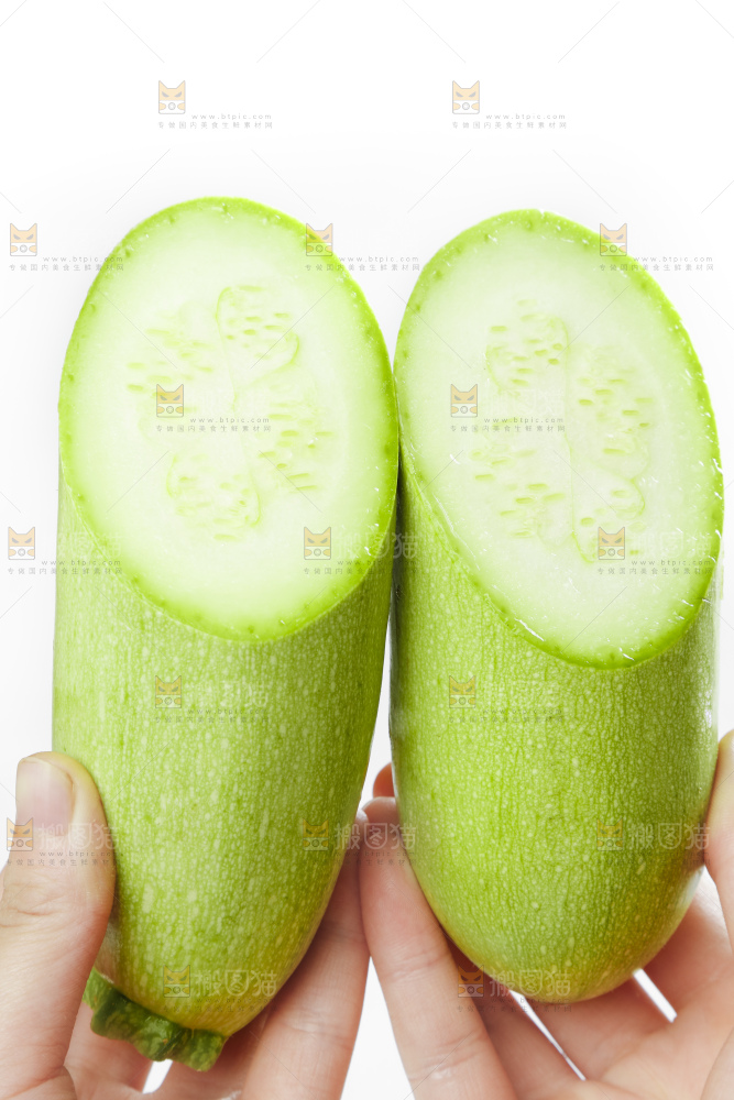 手里拿着西葫芦