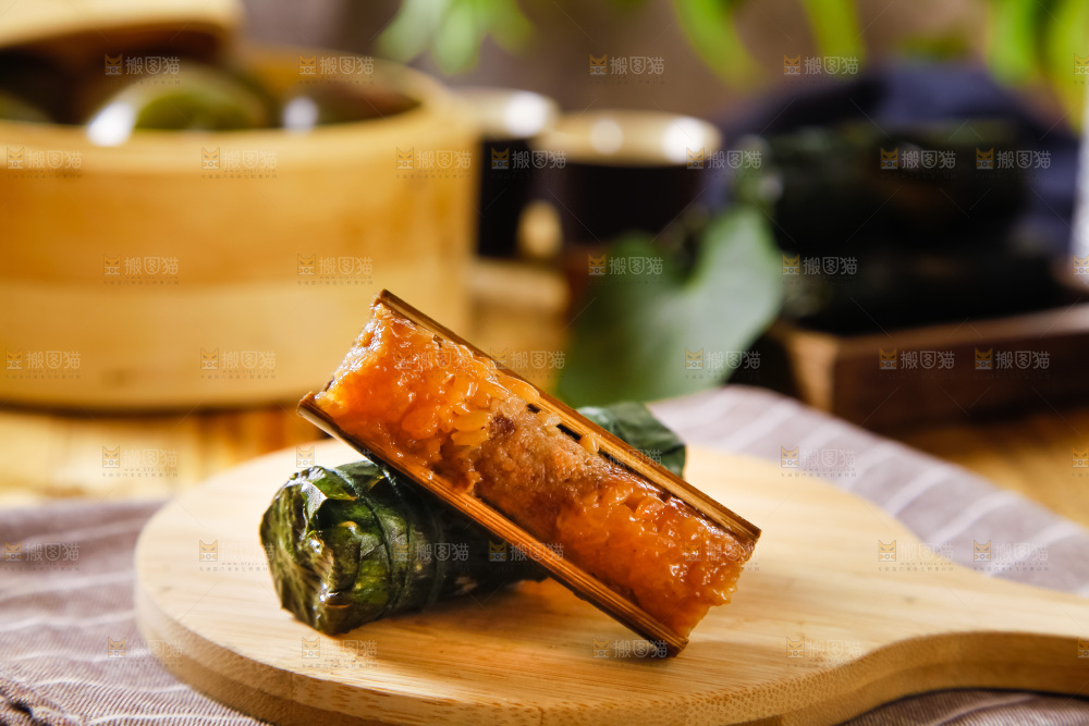 木板上的竹筒粽子