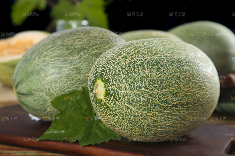 木底上放着新疆哈密瓜