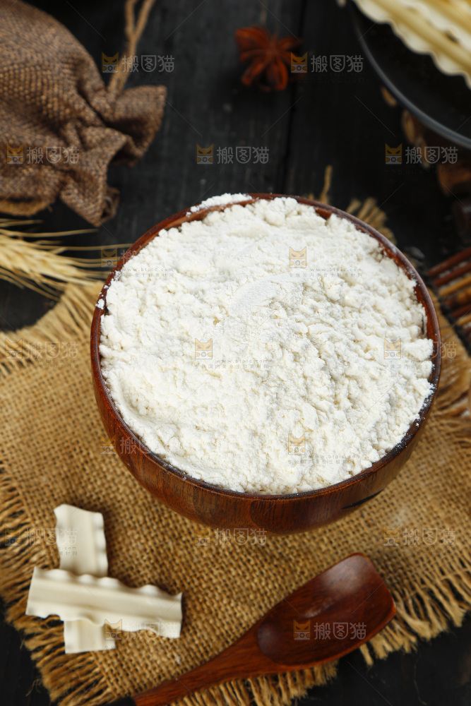 碗里装着面粉