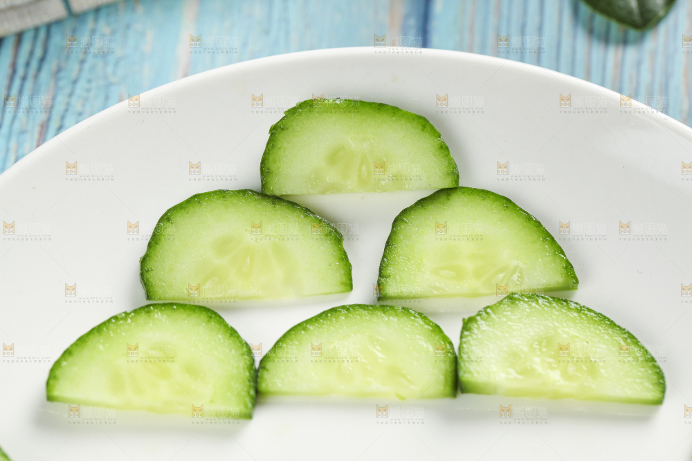 盘子里装着切片的小黄瓜
