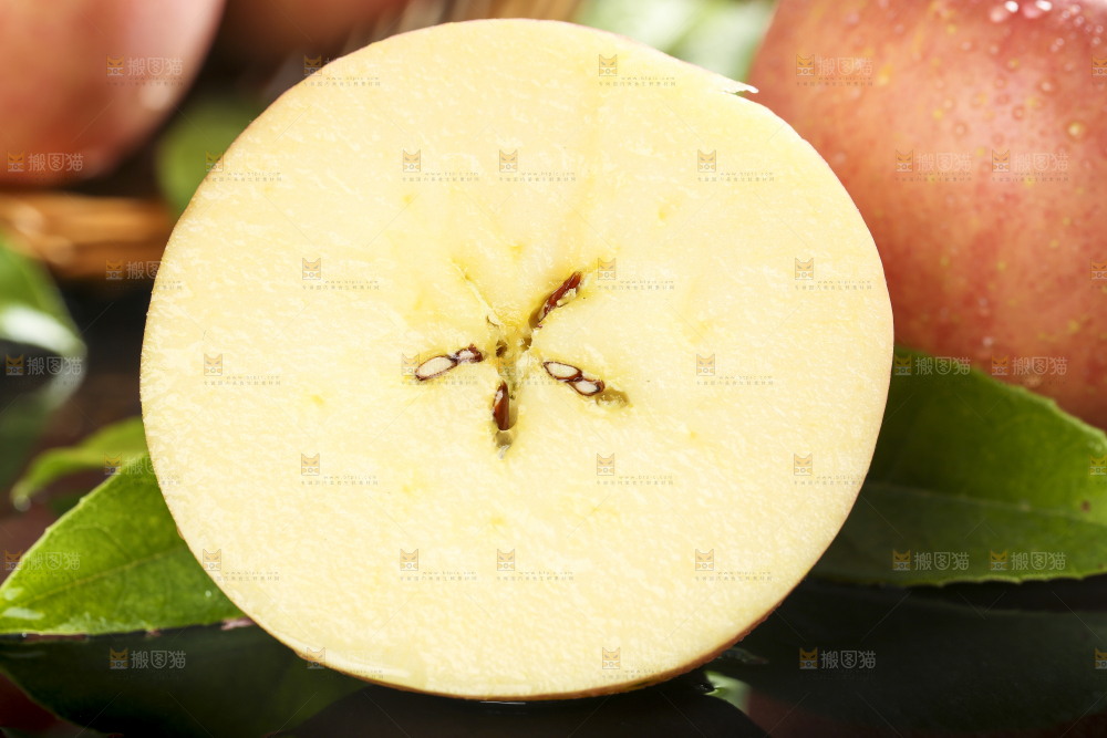 黑底上放着条纹苹果