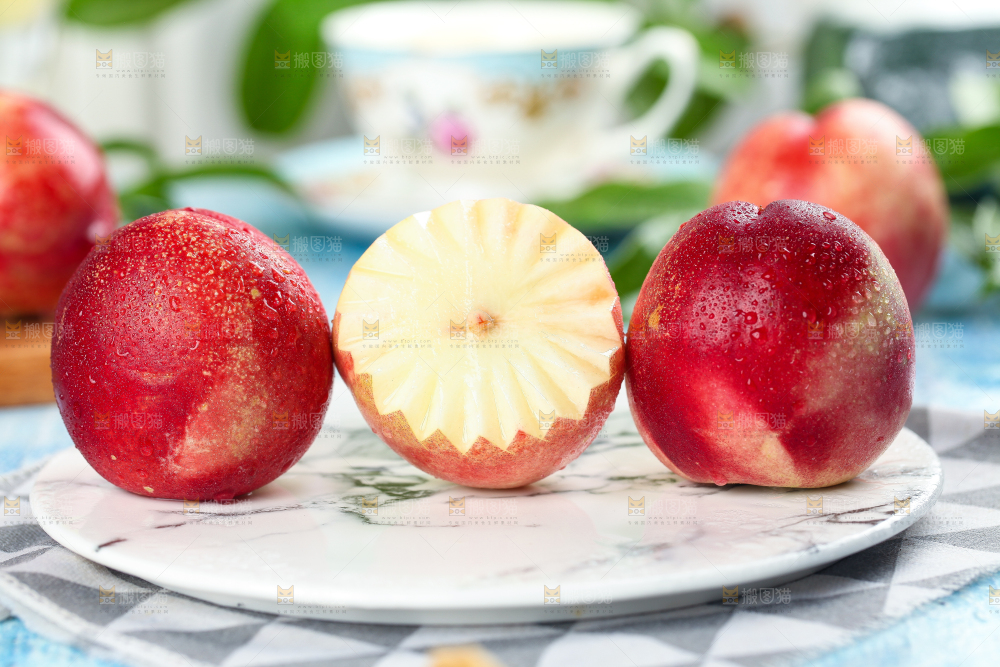 浅底上的白心油桃