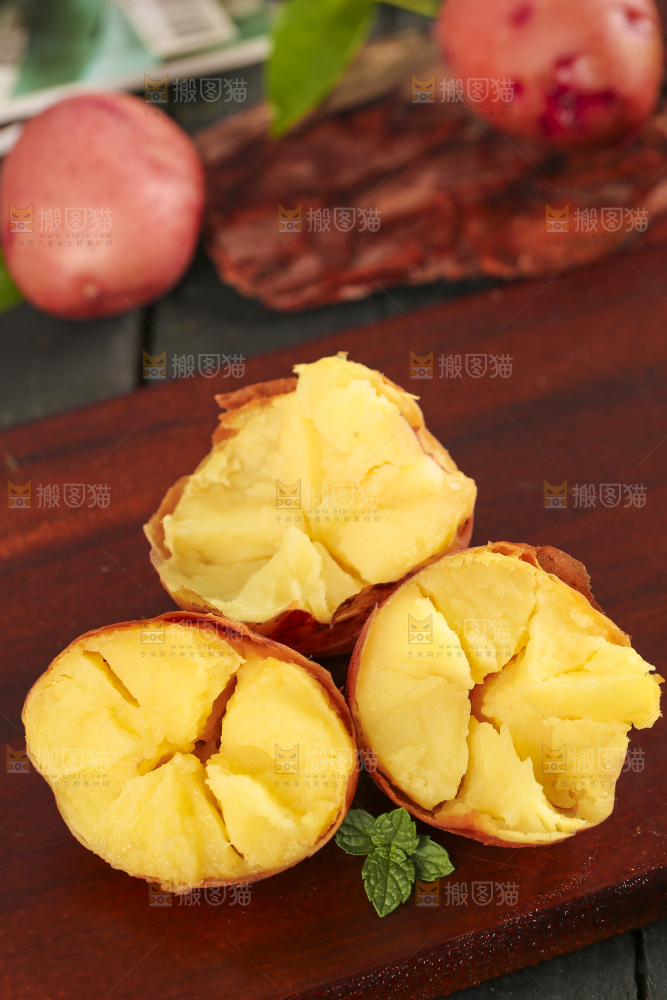 木底上放着红皮土豆