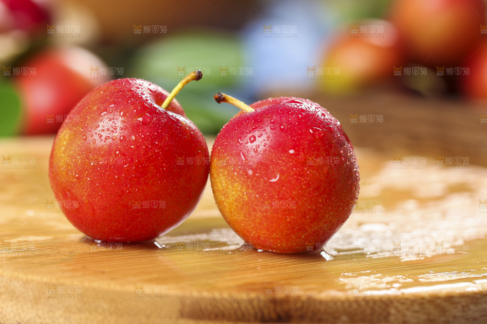 木底上摆放着珍珠李子