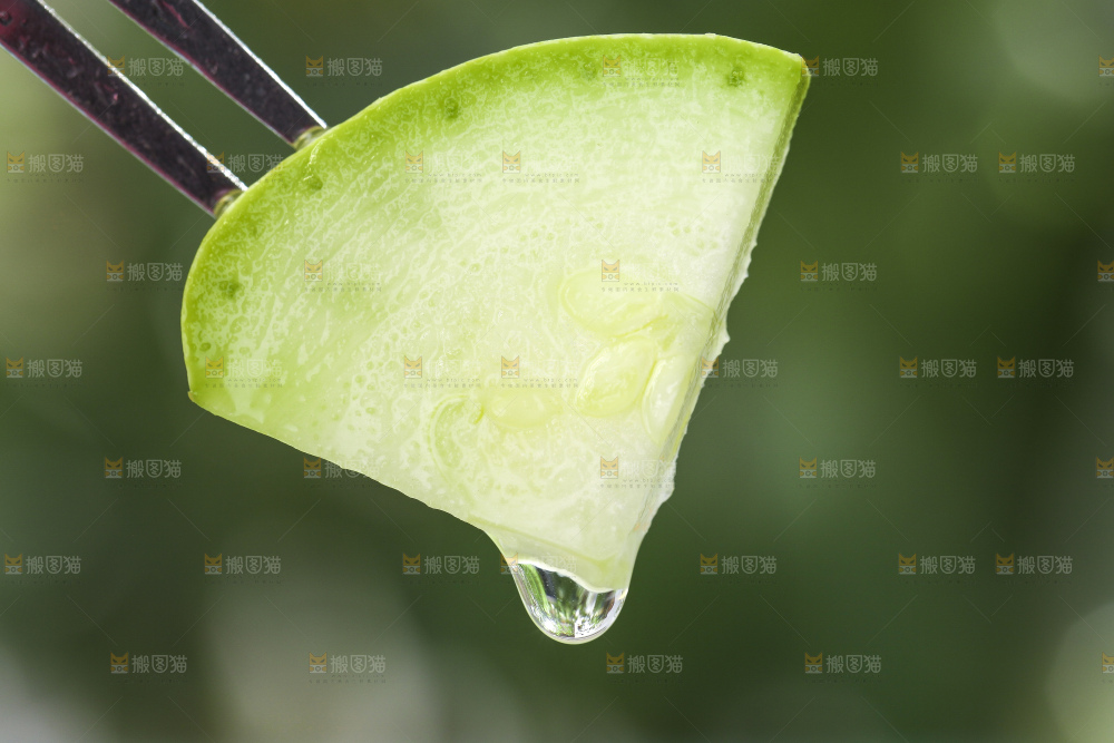 叉子叉着一块茭瓜