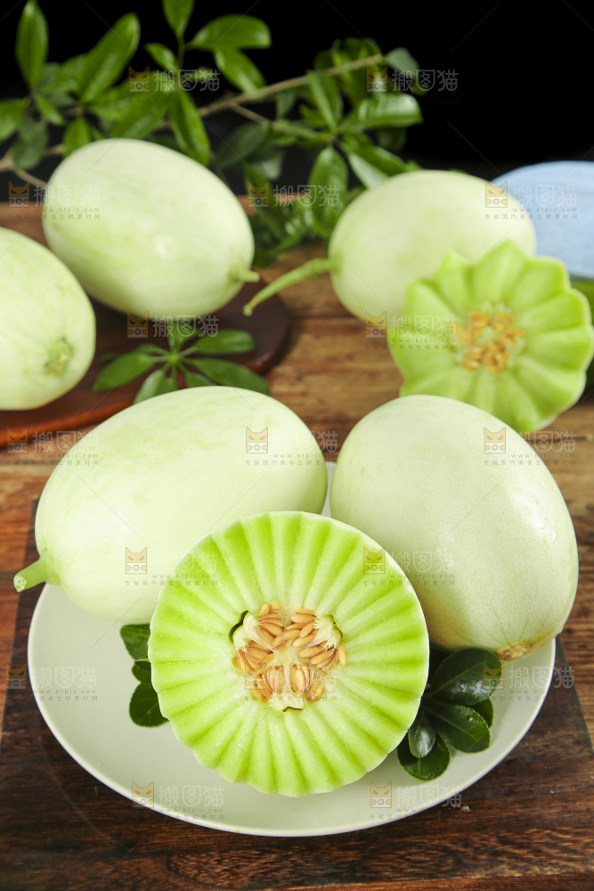 盘子里装着玉菇甜瓜