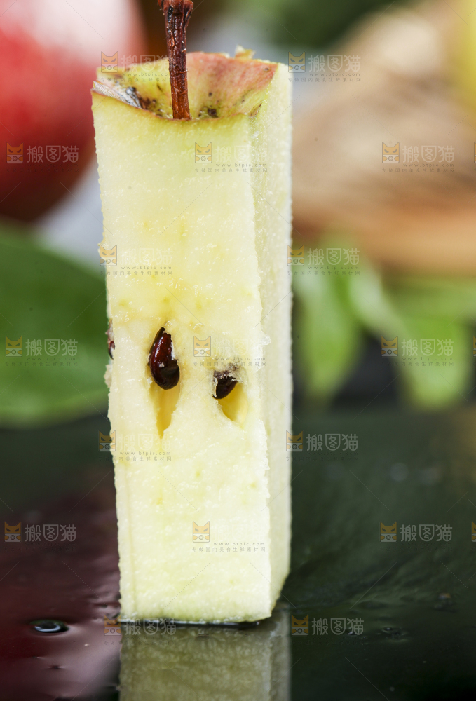 黑底上摆放着秦冠丑苹果