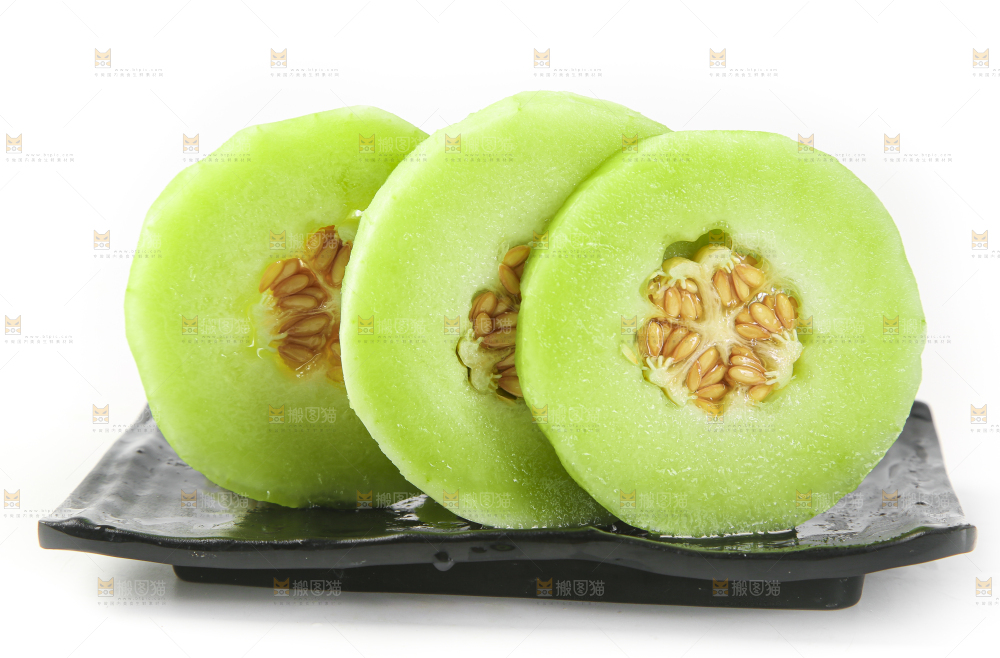 碟子里装着玉菇甜瓜