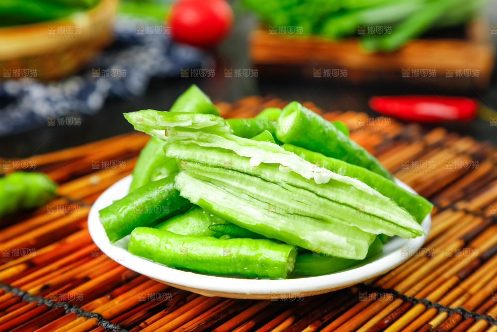 盘子里装着辣椒