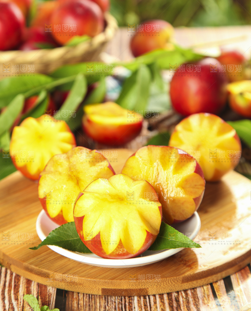 盘子里装着新鲜油桃