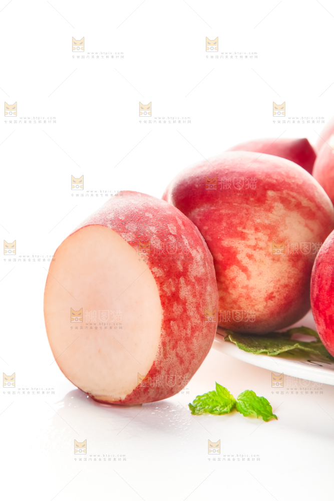 手里拿着新鲜水蜜桃