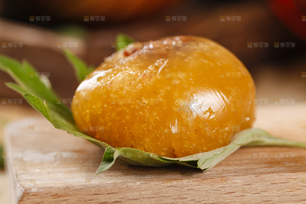 木底上摆放着彩色青团