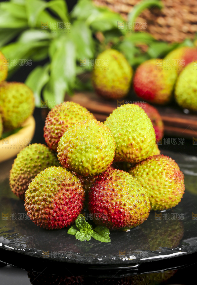 黑底上放着荔枝