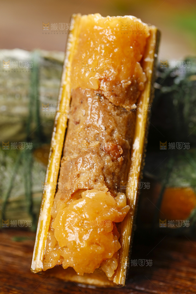 木板上的竹筒粽子