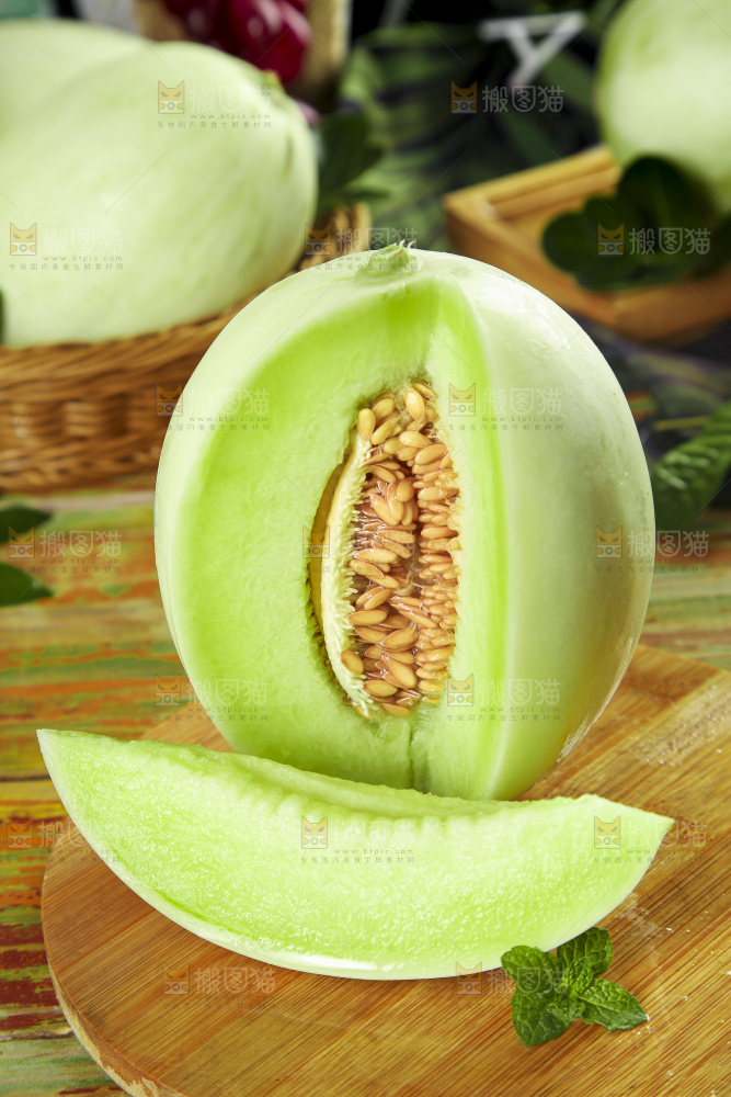木底上摆放着玉菇香瓜