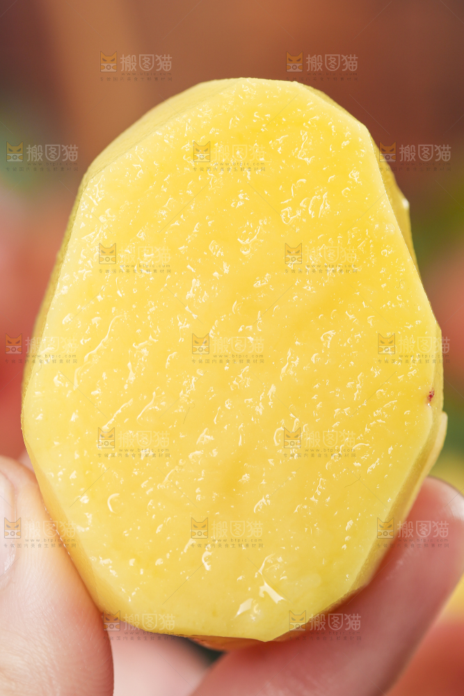 手里拿着土豆