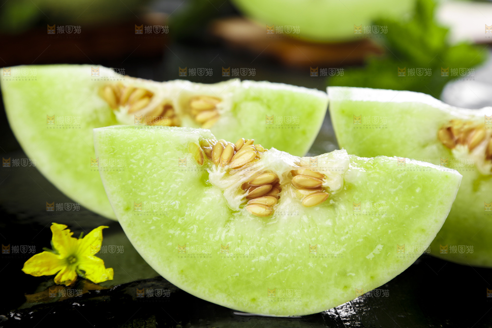 黑底上摆放着玉菇香瓜