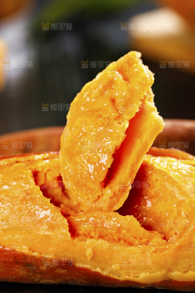 黑盘子里的六鳌红心蜜薯