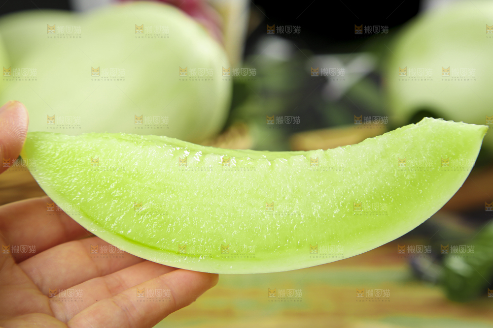 手里拿着玉菇甜瓜