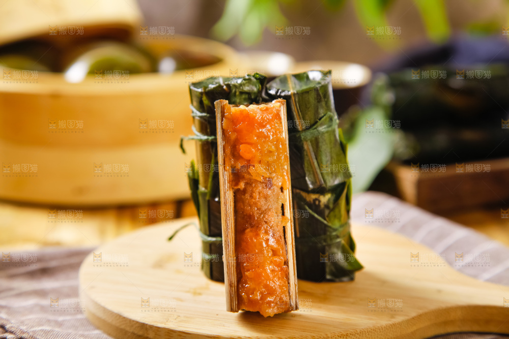 木板上的竹筒粽子