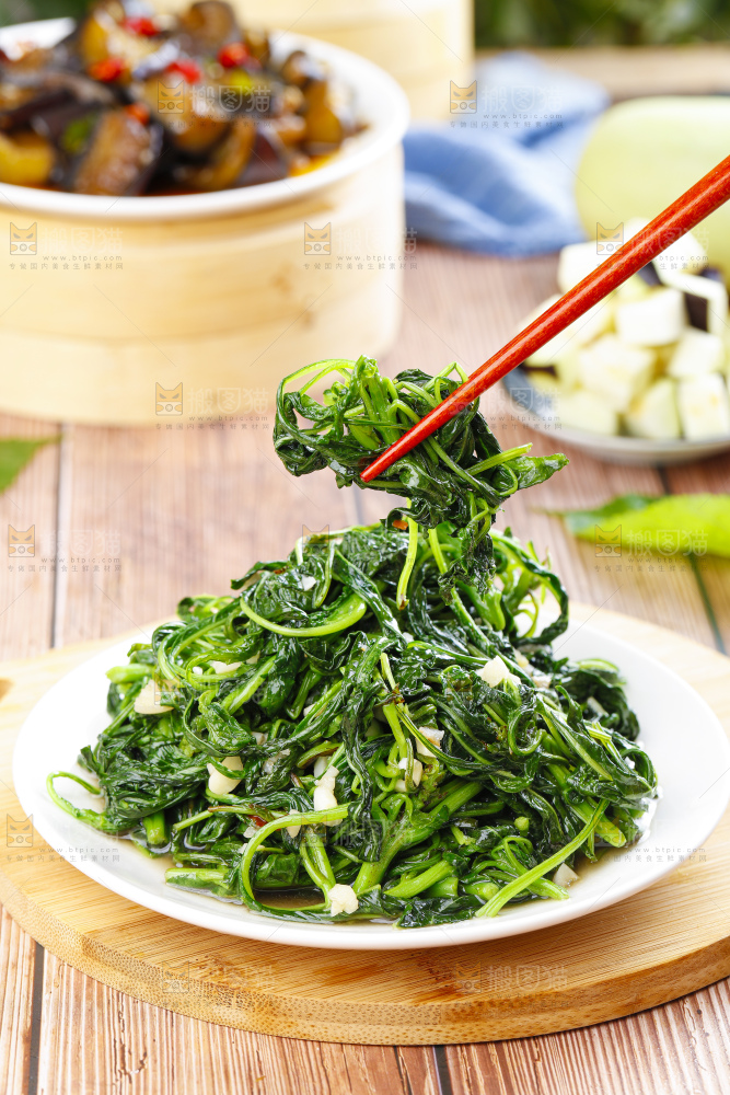 盘子里装着炒苋菜